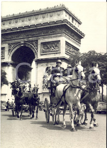 1955 ca PARIS Mail-coaches sur les Champs-Elysées pour le Prix des Drags - Photo