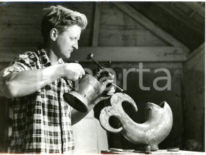 1958 STALHAM (UK) Matthew FRERE-SMITH working on a fountain in his studio *Photo  Fotografia d'epoca, su carta fotografica sottile, con didascalia dattiloscritta coeva.La fotografia ritrae Matthew Frere-Smith lavorare su parte di una fontana destinata alla chiesa di St. Mary Magdalene a Gorleston. CONDIZIONI: G (ma lieve sovraimpressione al centro, piegatura all'angolo superiore sinistro) FORMATO: 20x15 cm     originale e autentica 1