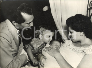 1960 ca s.l. Lucia BOSE' e Miguel DOMINGUIN mostrano la neonata Lucia a Miguel
