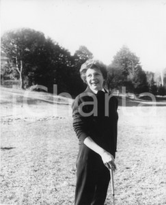 1961 RAPALLO Attrice Rita HAYWORTH sul campo da golf (2) Foto vintage 18x21 cm 1961Fotografia vintage rara d'epoca.Timbro archivio Publifoto Genova al verso.FORMATO: 18x21 cm CONDIZIONI: FAIR (lievi increspature marginali)ICHARTA mette in vendita le stampe vintage della collezione Publifoto Genova, per la maggior parte inedita o in tiratura di pochi esemplari. Si tratta di un'ottima opportunit&agrave; di investimento per i collezionisti di fotografie d'epoca.    originale e autentica 1