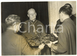 1958 ROMA Card. William GODFREY riceve il cappello cardinalizio dai messi *Foto
