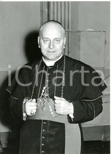 1958 VERONA Mons. Giovanni URBANI dopo la nomina a patriarca di Venezia  Fotografia d'epoca con didascalia dattiloscritta coeva. CONDIZIONI: FAIR (evidente piegatura al centro, lievi difetti di stampa) FORMATO: 13x18 cm     originale e autentica 1