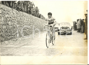 1956 CICLISMO Giro REGGIO CALABRIA - Gastone NENCINI al Passo della Limina Fotografia d'epoca, con didascalia coeva al verso. CONDIZIONI: POOR (aloni evidenti al lato destro e difetti di stampa)FORMATO: 18x13 cm    originale e autentica 1