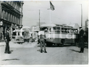 1963 BERLIN Checkpoint Charlie - Soldati americani bloccano autobus sovietici