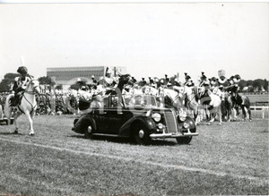 1960 ROMA 146Â° Annuale Arma dei Carabinieri - Arrivo di Giovanni GRONCHI *Foto  Fotografia d'epoca con didascalia dattiloscritta coeva, scattata presso l'Ippodromo Roma Capannelle in occasione del 146&deg; annuale della fondazione dell'Arma dei Carabinieri. CONDIZIONI: G ( ma lieve sovraimpressione del timbro al margine superiore, piegatura al margine sinistro) FORMATO: 18x13 cm      originale e autentica 1