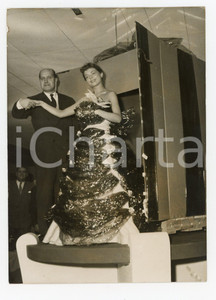1958 PARIS Salon de l'Emballage - Pierrette BRUNO avec une robe plastique *Photo