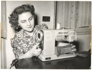 1953 GERMANY Housewife using the new electric sewing-machine MESSERSCHMITT Photo Fotografia d'epoca, con didascalia coeva al verso. CONDIZIONI: FAIR (sovraimpressione circolare al lato inferiore, piegatura all'angolo inferiore destro, difetti di stampa, minima increspatura al margine sinistro e minime bruniture al margine superiore)FORMATO: 20x15 cm    originale e autentica 1