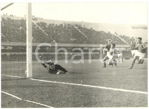 1960 NAPOLI CALCIO - ITALIA-SVIZZERA 3-0 - Goal di Miguel MONTUORI *Foto 18x13 Fotografia d'epoca, con didascalia coeva al verso.La partita di Coppa Internazionale era stata disputata allo Stadio San Paolo.CONDIZIONI: G (ma difetti di stampa)FORMATO: 18x13 cm    originale e autentica 1