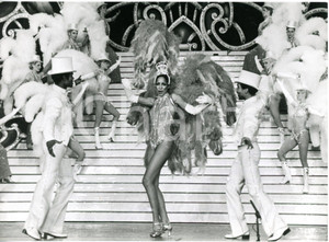 1977 PARIS Folies Bergère - Landa GRITA durante lo spettacolo "Folie je t'adore"