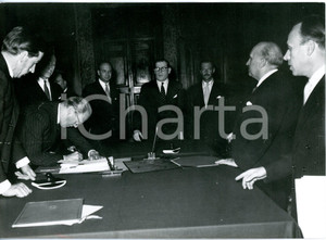 1954 ROMA Ashley CLARKE e Attilio PICCIONI firmano accordi internazionali *Foto