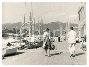 1958 SANTA MARGHERITA LIGURE Totò a passeggio con Franca FALDINI - Foto 24x18 7 Agosto 1958Fotografia vintage rara d'epoca, nella quale Tot&ograve; e la compagna Franca Faldini sono ritratti di spalle durante una passeggiata.Timbro archivio Publifoto Genova al verso.FORMATO: cm 24X18CONDIZIONI: G (lievi difetti di stampa)ICHARTA mette in vendita le stampe vintage della collezione Publifoto Genova, per la maggior parte inedita o in tiratura di pochi esemplari. Si tratta di un'ottima opportunit&agrave; di investimento per i collezionisti di fotografie d'epoca.      originale e autentica 1