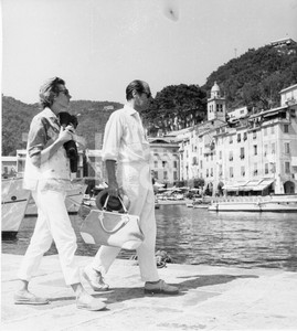 1958 PORTOFINO Rex HARRISON e Kay KENDALL in vacanza (1) Foto vintage 18x19 1958Fotografia vintage rara d'epoca.Timbro archivio Publifoto Genova al verso.FORMATO: 18x19 cm CONDIZIONI: POOR (evidente difetto di stampa)ICHARTA mette in vendita le stampe vintage della collezione Publifoto Genova, per la maggior parte inedita o in tiratura di pochi esemplari. Si tratta di un'ottima opportunit&agrave; di investimento per i collezionisti di fotografie d'epoca.    originale e autentica 1
