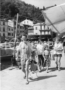 1958 PORTOFINO John MILLS in vacanza con Mary Hayley BELL e figli (5) Foto 18x24 1958Fotografia vintage rara d'epoca.Timbro archivio Publifoto Genova al verso.FORMATO: 18x24 cm CONDIZIONI: FAIR (increspature al lato superiore; minima sbrecciatura al lato sinistro e piccoli difetti di stampa)ICHARTA mette in vendita le stampe vintage della collezione Publifoto Genova, per la maggior parte inedita o in tiratura di pochi esemplari. Si tratta di un'ottima opportunit&agrave; di investimento per i collezionisti di fotografie d'epoca.    originale e autentica 1