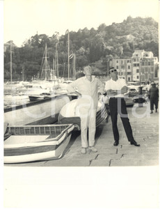 1962 PORTOFINO Glenn FORD a passeggio al porto - Foto vintage 18x24 cm 1962Fotografia vintage rara d'epoca.Timbro archivio Publifoto Genova al verso.FORMATO: 18x24 cm CONDIZIONI: FAIR (increspature)ICHARTA mette in vendita le stampe vintage della collezione Publifoto Genova, per la maggior parte inedita o in tiratura di pochi esemplari. Si tratta di un'ottima opportunit&agrave; di investimento per i collezionisti di fotografie d'epoca.    originale e autentica 1
