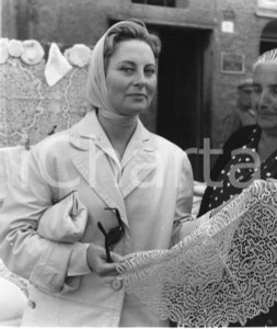 Fotografia d epoca originale 1958 PORTOFINO Michèle MORGAN acquista pizzi in piazzetta 2 Foto vintage 18x21 1