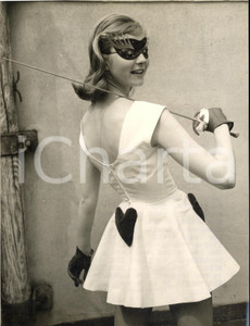 1956 LONDON FASHION - Meriel COLEBROOK in a curious fencing outfit - Photo