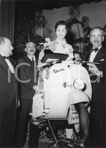 1955 SANREMO Rally del Cinema - Kaoru YACHIGUSA a bordo di VESPA PIAGGIO - Foto 1955Fotografia vintage rara d'epoca.Timbro archivio Publifoto Genova al verso.FORMATO: 18x24 cm CONDIZIONI: FAIR (lievi ondulature marginali e minimi difetti di stampa)ICHARTA mette in vendita le stampe vintage della collezione Publifoto Genova, per la maggior parte inedita o in tiratura di pochi esemplari. Si tratta di un'ottima opportunit&agrave; di investimento per i collezionisti di fotografie d'epoca.    originale e autentica 1