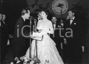 1955 SANREMO Rally del Cinema - Premiazione Gina LOLLOBRIGIDA - Foto 24x18 cm 1955Fotografia vintage rara d'epoca.Timbro archivio Publifoto Genova al verso.FORMATO: 24x18 cm CONDIZIONI: GICHARTA mette in vendita le stampe vintage della collezione Publifoto Genova, per la maggior parte inedita o in tiratura di pochi esemplari. Si tratta di un'ottima opportunit&agrave; di investimento per i collezionisti di fotografie d'epoca.    originale e autentica 1