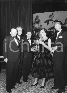 1955 SANREMO Rally del Cinema - Cerimonia premiazione - Foto vintage 18x24 1955Fotografia vintage rara d'epoca.Timbro archivio Publifoto Genova al verso.FORMATO: 18x24 cm CONDIZIONI: GICHARTA mette in vendita le stampe vintage della collezione Publifoto Genova, per la maggior parte inedita o in tiratura di pochi esemplari. Si tratta di un'ottima opportunit&agrave; di investimento per i collezionisti di fotografie d'epoca.    originale e autentica 1