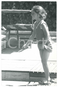Fotografia d epoca originale 1975 ca COSTUME ITALIA Michela ANSOLDI figlia di Iva ZANICCHI al mare 2 Foto 1
