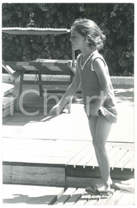 Fotografia d epoca originale 1975 ca COSTUME ITALIA Michela ANSOLDI figlia di Iva ZANICCHI al mare 1 Foto 1