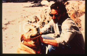 Fotografia d epoca originale Kevin COSTNER con il suo cane  1985 ca 35mm vintage slide 2 1