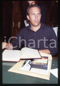 Fotografia d epoca originale Kevin COSTNER  ITALIA 1991 Evento Robin Hood 35 mm vintage slide 2 1