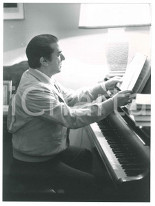 Fotografia d epoca originale 1973 MILANO Il tenore Giuseppe DI STEFANO al pianoforte 3 Foto 18x24 cm 1