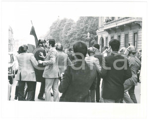 Fotografia d epoca originale 1970 RISTAMPA 1985 ca MILANO ANNI DI PIOMBO Scontri polizia  MSI 1 Foto 1