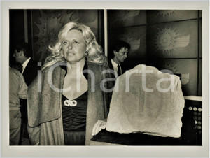 1984 CANALE 5 - SUPERFLASH Giuliana ROMANI ADAMI e la scultura "Modì 4" Foto (1)
