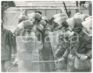 Fotografia d epoca originale 1970 ca CALCIO  ROMAJUVENTUS  Polizia in campo contro gli ULTRAS 2 30x24 cm 1