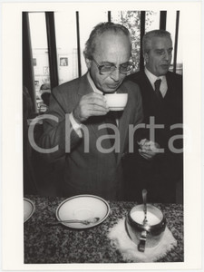 Fotografia d epoca originale 1985 ca DEMOCRAZIA CRISTIANA  Virginio ROGNONI al bar 2 Foto 1