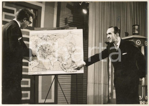 1956 LASCIA O RADDOPPIA? Mike BONGIORNO con il concorrente Mario ARBORINI *Foto