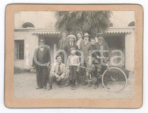 Fotografia d epoca originale 1906 ITALIA Gruppo di uomini e custode  Bambino su bici  Fotografia anonima 1