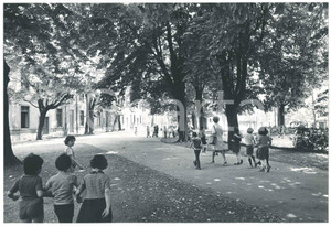 Fotografia d epoca originale 1978 MILANO Ultimo giorno di scuola  Bambini all ingresso  Foto 30x20 cm 1