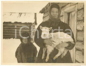 Fotografia d epoca originale 1935 LOVOZERO URSS Contadina con il primo agnello Foto 24x18 cm 1