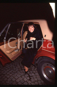 Fotografia d epoca originale Liza MINNELLI esce da un auto  MILANO 1989 35mm vintage slide 1 1