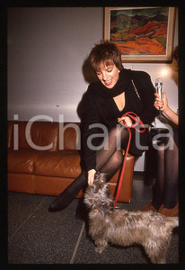 Fotografia d epoca originale Liza MINNELLI  Intervista con il cane Lilly  MILANO 1989 35mm vintage slide 2 1