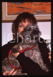 Fotografia d epoca originale Liza MINNELLI  Ritratto con il cane Lilly  MILANO 1989 35mm vintage slide 1 1