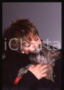 Fotografia d epoca originale Liza MINNELLI  Ritratto con il cane Lilly  MILANO 1989 35mm vintage slide 15 1