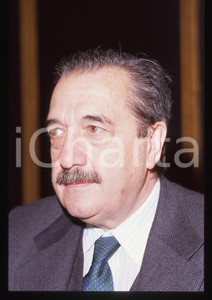 35mm vintage slide* 1988 ITALIA Raul Ricardo ALFONSIN Presidente argentino (42)  Diapositiva d'epoca, in formato 35 mm. CONDIZIONI: GOOD  Tutti i diritti riservati.E' severamente vietata la riproduzione. ICharta mette in vendita, sul negozio eBay e in esclusiva sul sito "icharta" il proprio archivio composto da numerose diapositive e negativi fotografici d'epoca, tutti originali e autentici, che attraversano la storia del costume italiano tra gli la fine degli anni Sessanta e Novanta.Si tratta di uno sguardo inedito sull'attualit&agrave;, la politica, la vita quotidiana, il gossip e la cultura, che fotografa il cambiamento della nazione in quest'ultimo scorcio del XX secolo. Un'occasione unica per il mercato del collezionismo, che vede finalmente disponibile un archivio eccezionale per vastit&agrave;, tematiche e condizioni, in un settore (il negativo fotografico e la diapositiva) di assoluta novit&agrave; e dalle interessanti prospettive di investimento.  originale e autentica 1