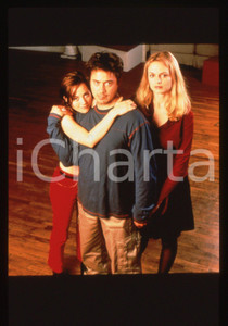 35mm vintage slide* 1999 TWO GIRLS AND A GUY Robert DOWNEY Jr. Heather GRAHAM 1   Diapositiva d'epoca, in formato 35 mm.Nella diapositiva compaiono Robert Downey Jr., Heather Graham e Natasha Gregson Wagner. CONDIZIONI: GOOD   Tutti i diritti riservati.E' severamente vietata la riproduzione.  ICharta mette in vendita, sul negozio eBay e in esclusiva sul sito "icharta" il proprio archivio composto da numerose diapositive e negativi fotografici d'epoca, tutti originali e autentici, che attraversano la storia del costume italiano tra gli la fine degli anni Sessanta e Novanta.Si tratta di uno sguardo inedito sull'attualit&agrave;, la politica, la vita quotidiana, il gossip e la cultura, che fotografa il cambiamento della nazione in quest'ultimo scorcio del XX secolo. Un'occasione unica per il mercato del collezionismo, che vede finalmente disponibile un archivio eccezionale per vastit&agrave;, tematiche e condizioni, in un settore (il negativo fotografico e la diapositiva) di assoluta novit&agrave; e dalle interessanti prospettive di investimento.   originale e autentica 1