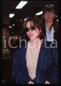 35mm vintage slide* 1995 ca COSTUME - Shannen DOHERTY paparazzata in aeroporto 5