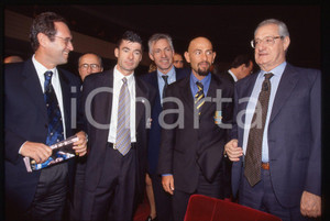 Marco PANTANI e Gianni BUGNO - GIRO D'ITALIA 1999 - 35 mm vintage slide Nella diapositiva sono inoltre presenti Francesco Moser e Cesare Romiti.Diapositiva d'epoca, in formato 35 mm.CONDIZIONI: GOODE' severamente vietata la riproduzione. Tutti i diritti sono riservati.ICharta mette in vendita, sul negozio eBay e in esclusiva sul sito "icharta" il proprio archivio composto da numerose diapositive e negativi fotografici d'epoca, tutti originali e autentici, che attraversano la storia del costume italiano tra gli la fine degli anni Sessanta e Novanta.Si tratta di uno sguardo inedito sull'attualità, la politica, la vita quotidiana, il gossip e la cultura, che fotografa il cambiamento della nazione in quest'ultimo scorcio del XX secolo. Un'occasione unica per il mercato del collezionismo, che vede finalmente disponibile un archivio eccezionale per vastità, tematiche e condizioni, in un settore (il negativo fotografico e la diapositiva) di assoluta novità e dalle interessanti prospettive di investimento.  GOOD/buono   originale e autentica 1