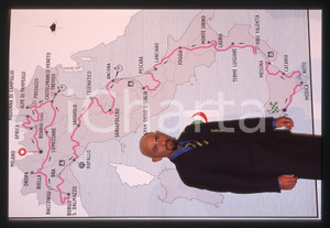 Marco PANTANI - Presentazione GIRO D'ITALIA 1999 - 35 mm vintage slide Diapositiva d'epoca, in formato 35 mm.CONDIZIONI: GOODE' severamente vietata la riproduzione. Tutti i diritti sono riservati.ICharta mette in vendita, sul negozio eBay e in esclusiva sul sito "icharta" il proprio archivio composto da numerose diapositive e negativi fotografici d'epoca, tutti originali e autentici, che attraversano la storia del costume italiano tra gli la fine degli anni Sessanta e Novanta.Si tratta di uno sguardo inedito sull'attualità, la politica, la vita quotidiana, il gossip e la cultura, che fotografa il cambiamento della nazione in quest'ultimo scorcio del XX secolo. Un'occasione unica per il mercato del collezionismo, che vede finalmente disponibile un archivio eccezionale per vastità, tematiche e condizioni, in un settore (il negativo fotografico e la diapositiva) di assoluta novità e dalle interessanti prospettive di investimento.  GOOD/buono   originale e autentica 1