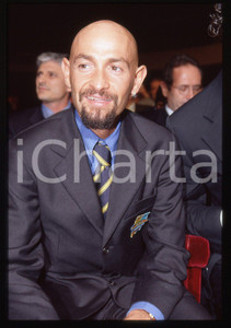Marco PANTANI - Presentazione GIRO D'ITALIA 1999 - 35 mm vintage slide 3 Diapositiva d'epoca, in formato 35 mm.CONDIZIONI: GOODE' severamente vietata la riproduzione. Tutti i diritti sono riservati. ICharta mette in vendita, sul negozio eBay e in esclusiva sul sito "icharta" il proprio archivio composto da numerose diapositive e negativi fotografici d'epoca, tutti originali e autentici, che attraversano la storia del costume italiano tra gli la fine degli anni Sessanta e Novanta.Si tratta di uno sguardo inedito sull'attualità, la politica, la vita quotidiana, il gossip e la cultura, che fotografa il cambiamento della nazione in quest'ultimo scorcio del XX secolo. Un'occasione unica per il mercato del collezionismo, che vede finalmente disponibile un archivio eccezionale per vastità, tematiche e condizioni, in un settore (il negativo fotografico e la diapositiva) di assoluta novità e dalle interessanti prospettive di investimento.  GOOD/buono   originale e autentica 1