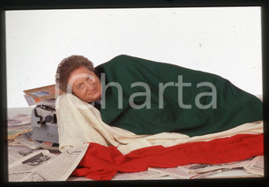 35mm vintage slide* 1990ca TELEVISIONE Gianfranco D'ANGELO avvolto nel Tricolore