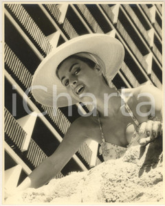 Fotografia d epoca originale 1955 ca CINEMA Silvana PAMPANINI  Ritratto in costume al mare Foto 1 1