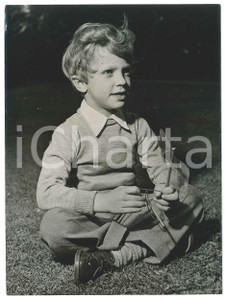 1952 SWEDEN Young Crownprince Carl Gustav at Haga Castle - Portrait - Photo  Fotografia d'epoca, con didascalia al verso.  POOR/danneggiato piegature marginali Formato: 15x20 cm originale e autentica 1
