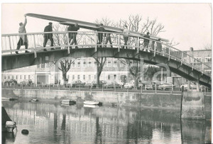 1968 TWICKENHAM / LONDON The new boat for Cambridge carried over a footbrigde Fotografia d'epoca, con didascalia al verso. POOR/danneggiato evidente piegatura angolare e aloni ai margini Formato: 20x15 cm originale e autentica 1